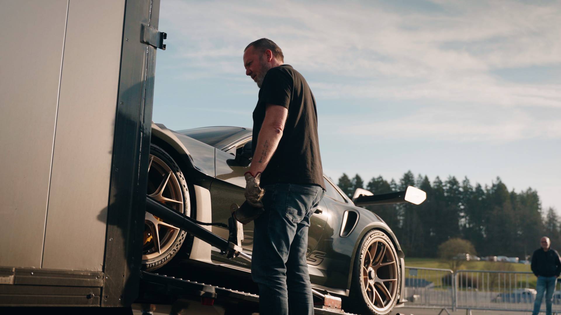 Exklusives Fahrzeug wird in einen geschlossenen Trailer geladen
