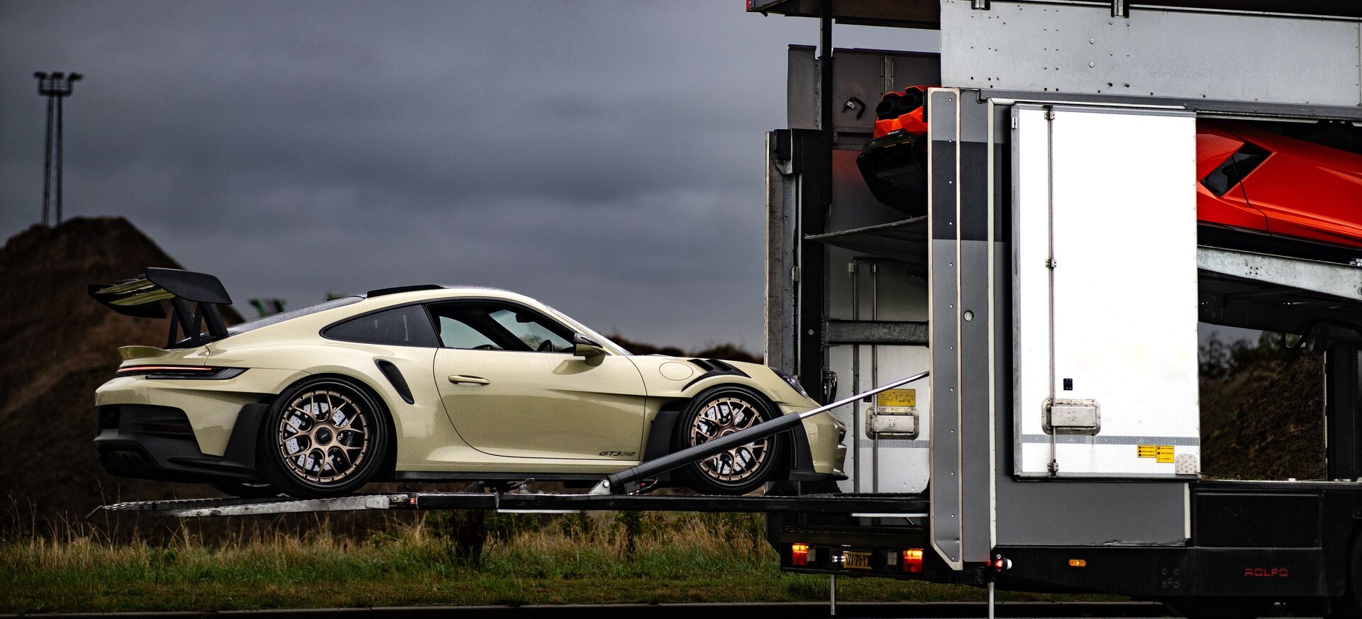Porsche GT3 RS fährt über die Laderampe in einen geschlossenen Doppelstock-Transporter